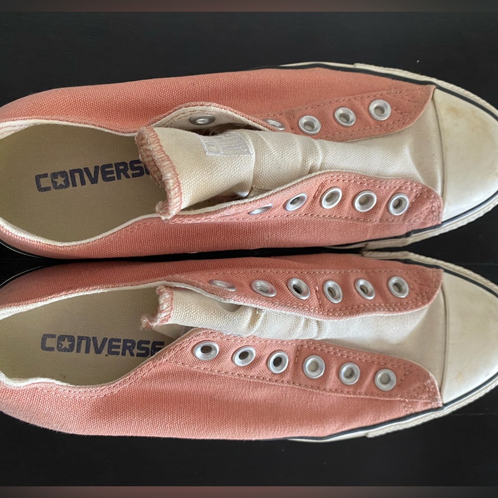 Salmon/pink low top converse. No shoe laces. Size 9.